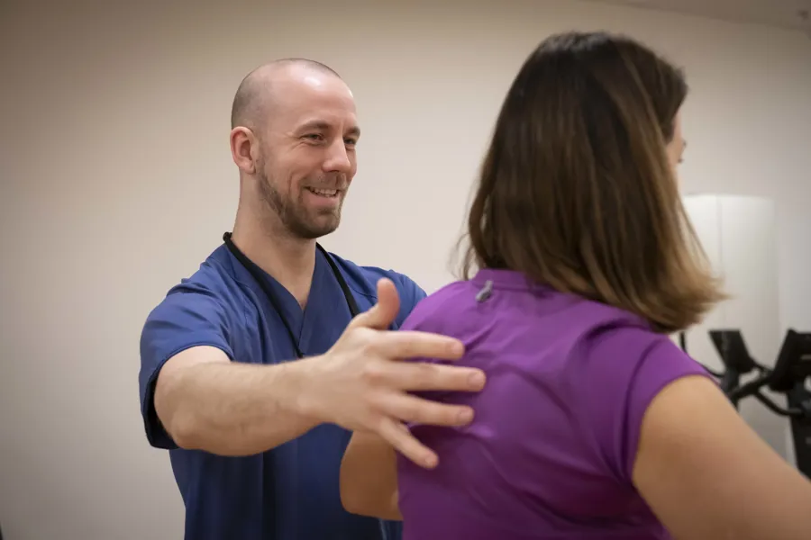 En mann og en kvinne som snakker