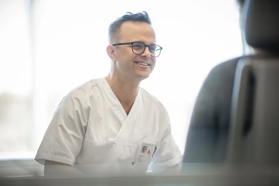 Lege i samtale med pasient