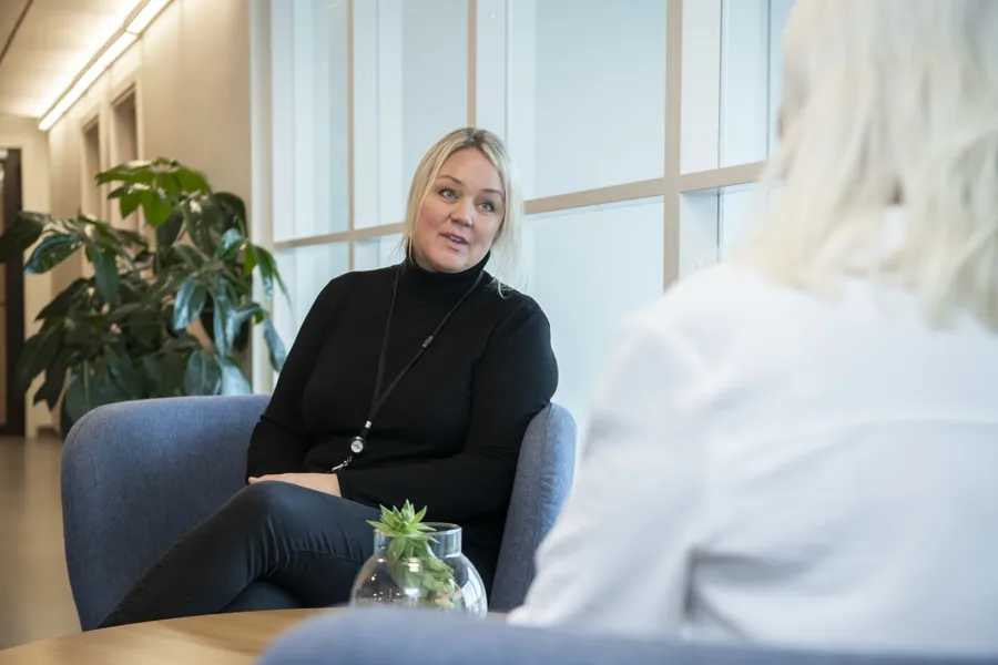 Kvinnelig terapeut snakker med anonym pasient