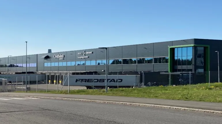 En stor bygning med parkeringsplass