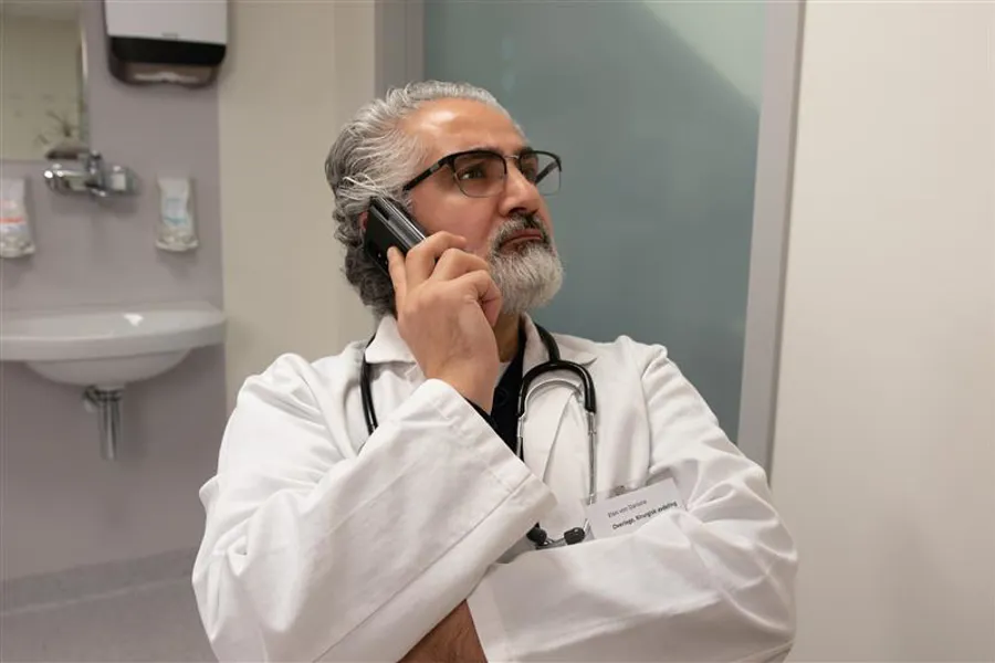 En mann som snakker i mobiltelefon