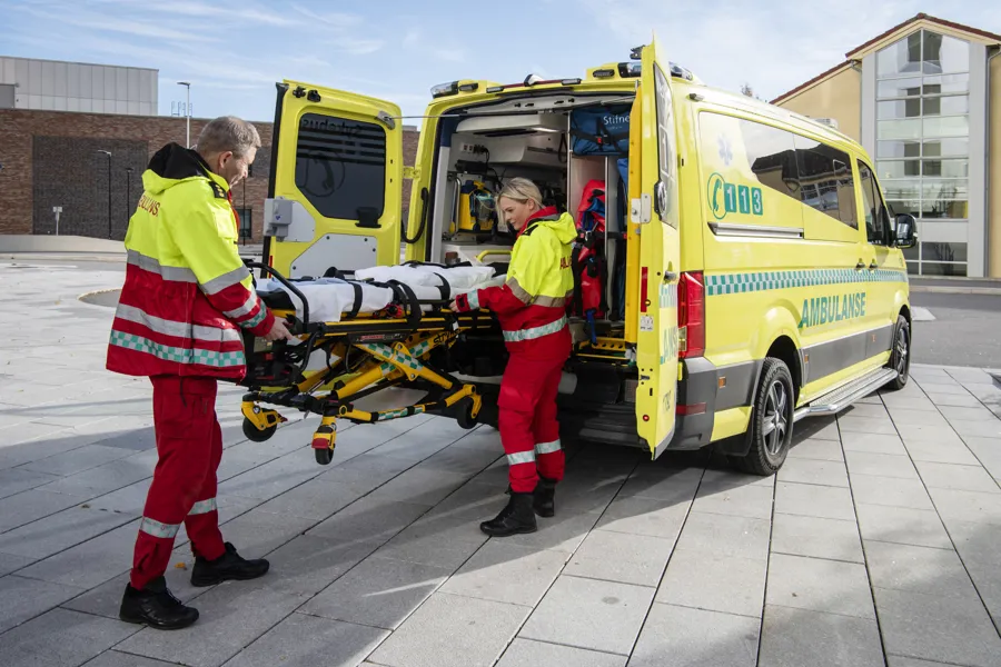 Paramedics ved ambulanse