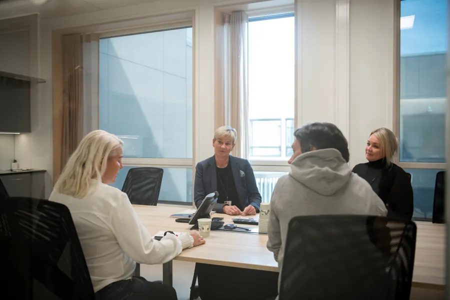 En gruppe mennesker som sitter rundt et bord