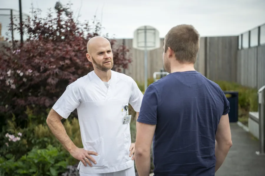 Ansatt snakker med pasient