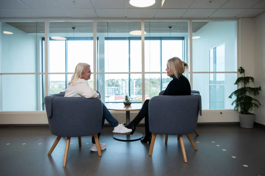 Noen få kvinner som sitter ved et bord