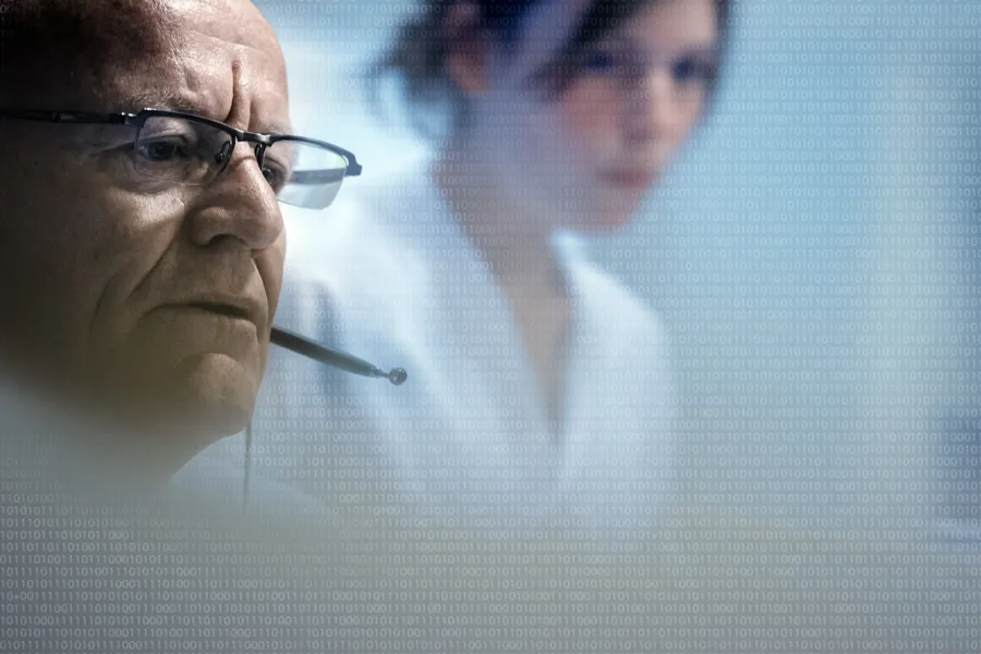 En mann og kvinne foran en skjerm