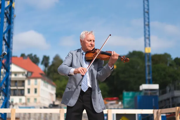 mann spiller fiolin