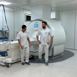 To radiografer foran en MR maskin