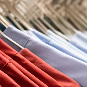 Kleshengere på rekke med sykehusuniformer i blå og rustrød