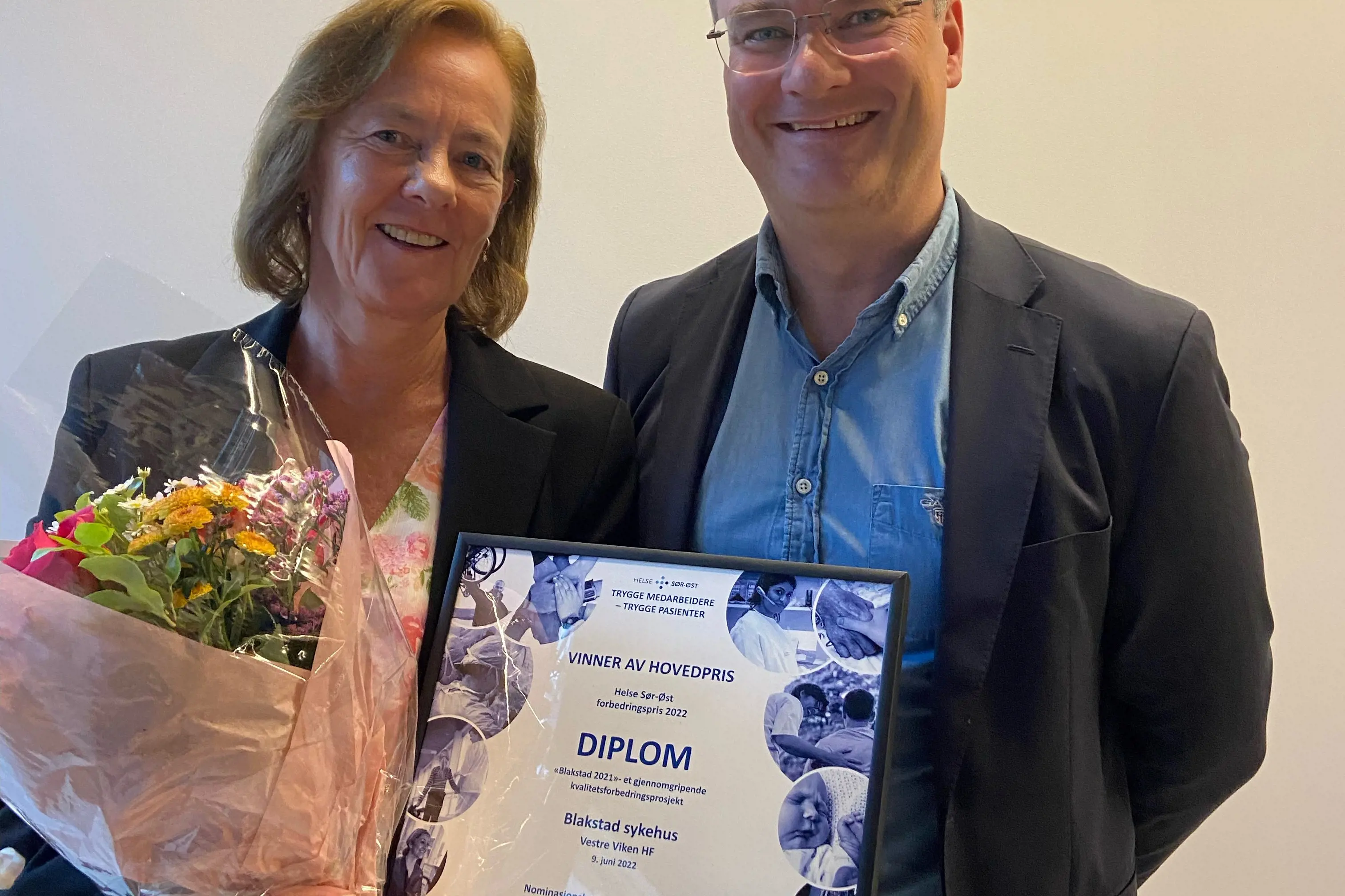 Klinikksjef Kirsten Hørthe i Vestre Viken mottok prisen for forbedringsarbeidet ved Blakstad sykehus fra viseadministrerende dir