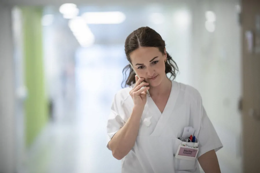 Sykepleier prater i telefon