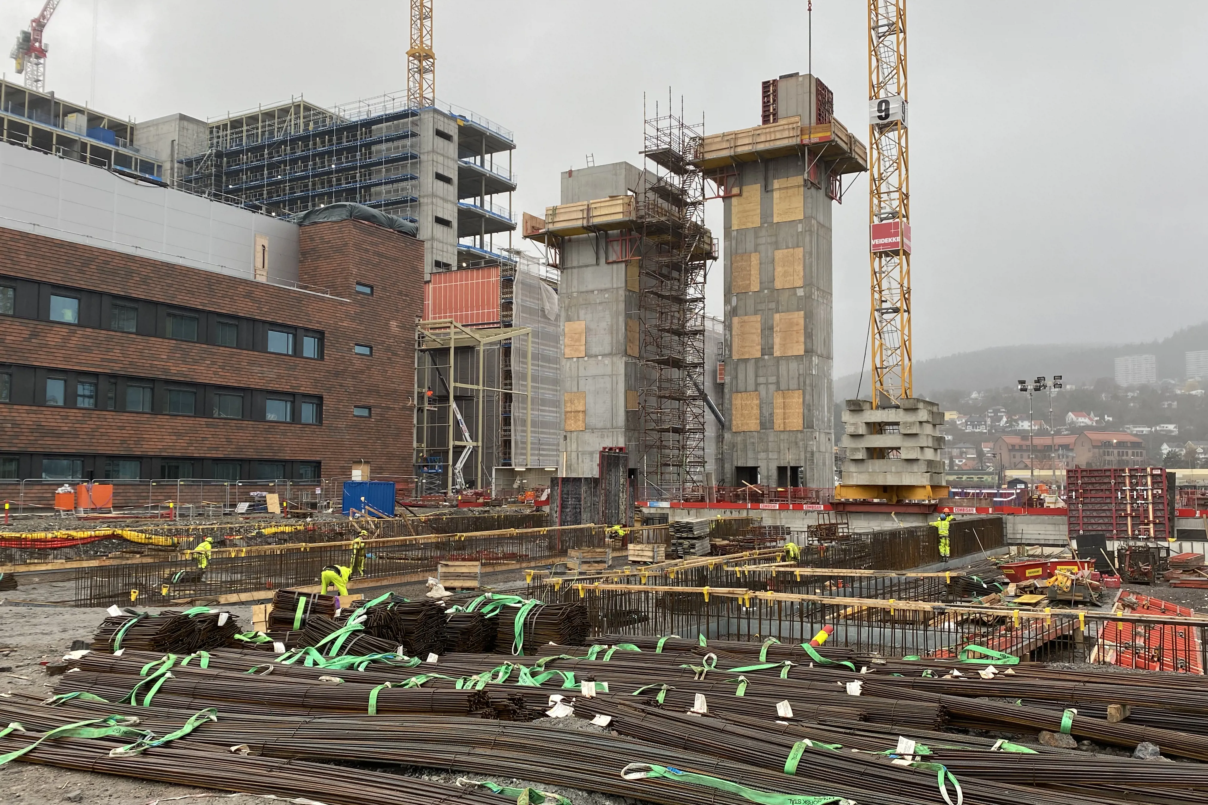 Bilde av byggeplassen med mye stål og materialer