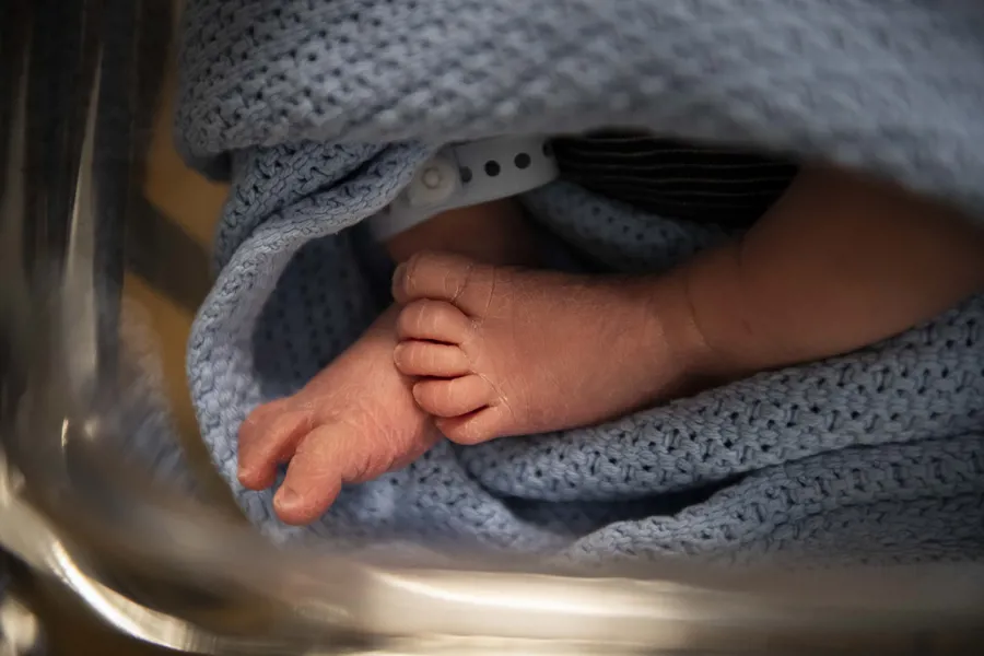 En babys føtter i et håndkle