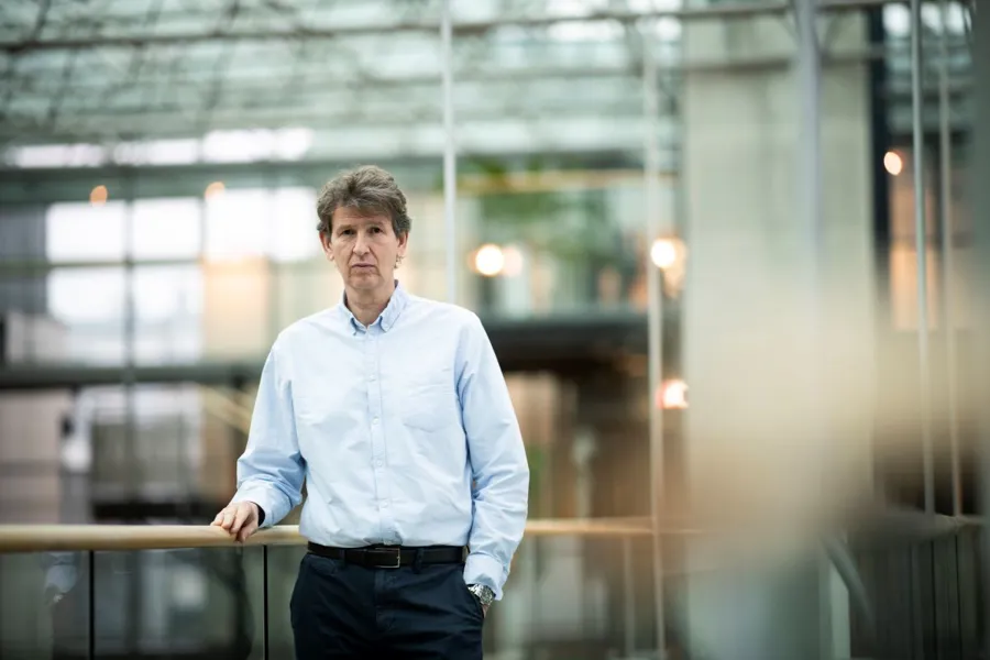 Terje Rootwelt står ved et rekkverk