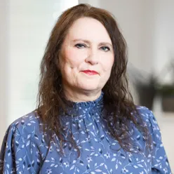 En person med langt hår