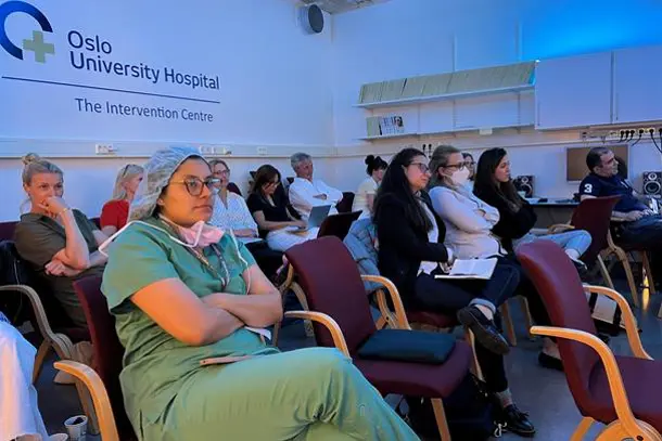 En gruppe mennesker som sitter i stoler