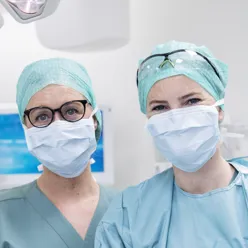 To operasjonssykepleiere smiler