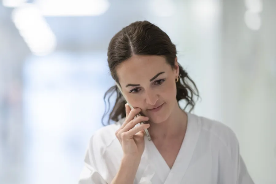 Sykepleier prater i telefonen