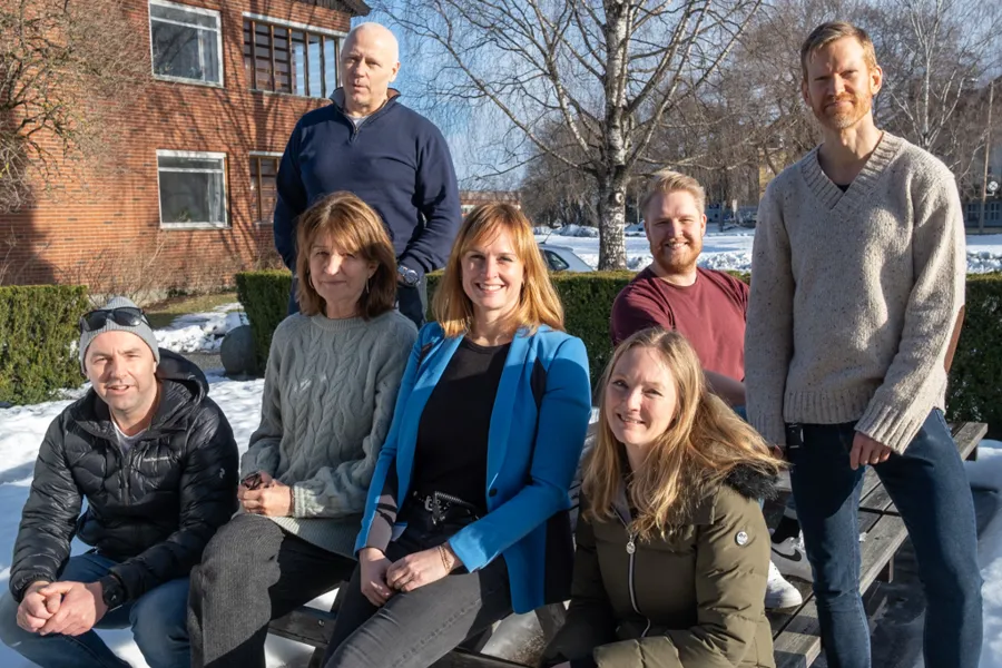 En gruppe mennesker som poserer for et bilde