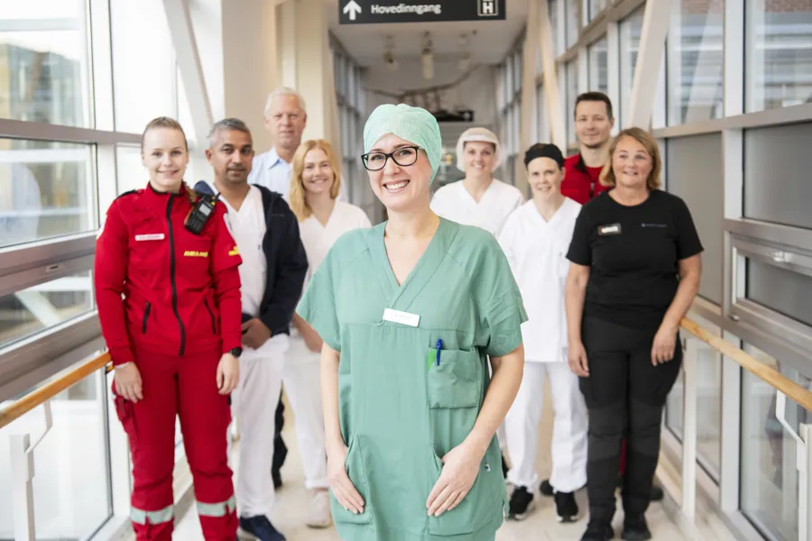 Flere ansatte i forskjellige uniformer