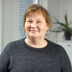 En person med blondt hår