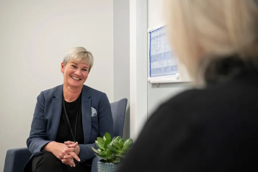 Terapeut snakker med anonym pasient