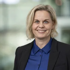 En mann i dress som smiler