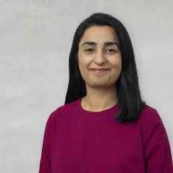 En mann som smiler til kameraet