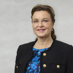 En mann i svart jakke