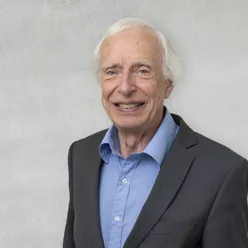 En mann i dress som smiler