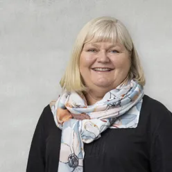 En person som holder et skjerf