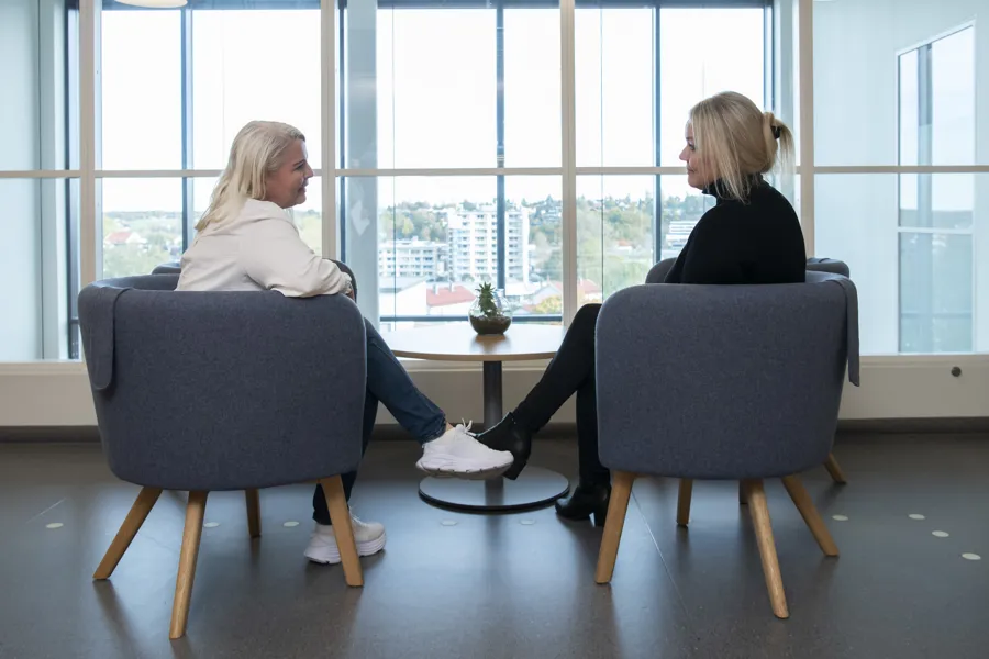 Kvinner som sitter ved et bord