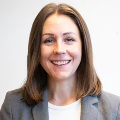 Et nærbilde av en kvinne som smiler