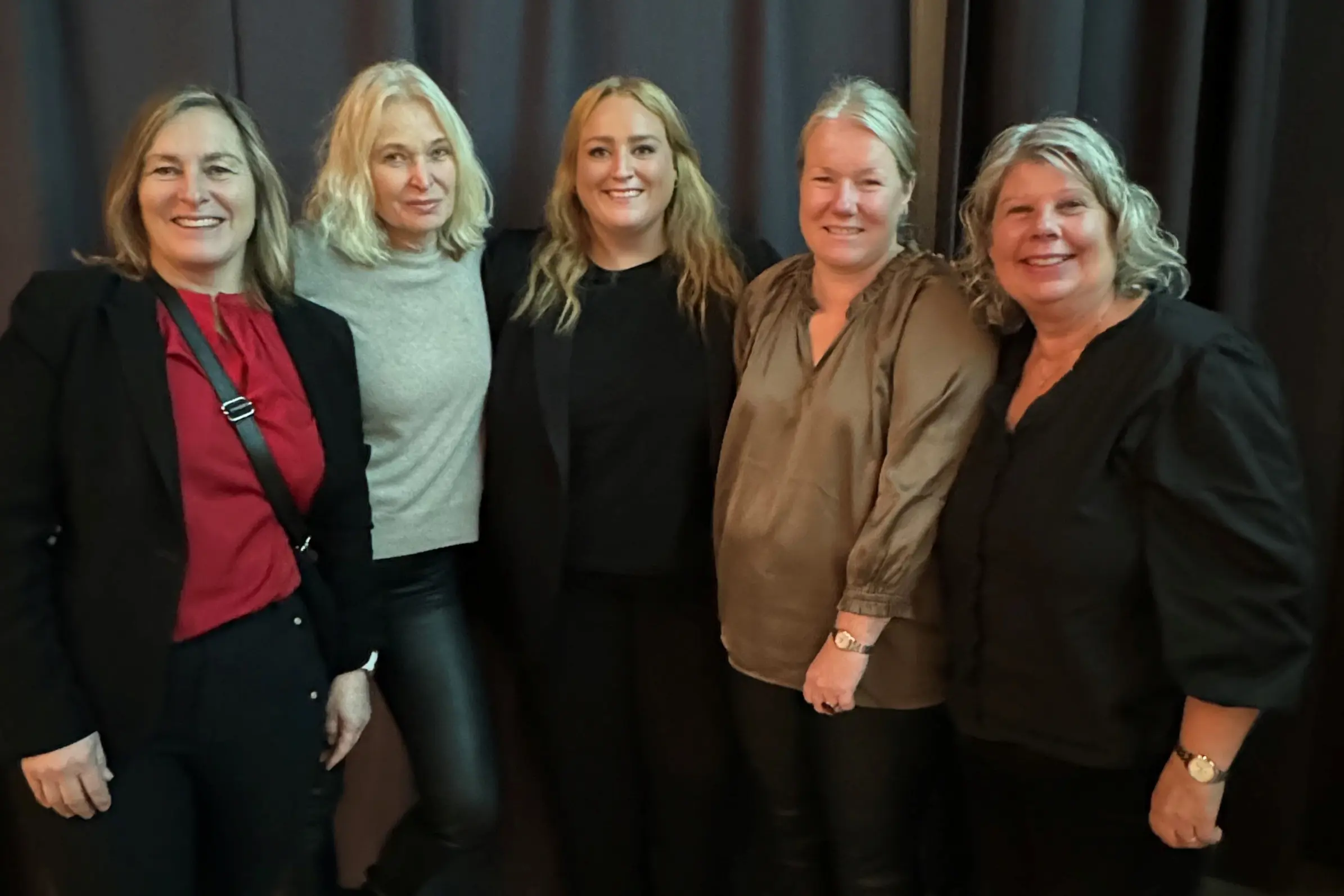 En gruppe kvinner som poserer for et bilde