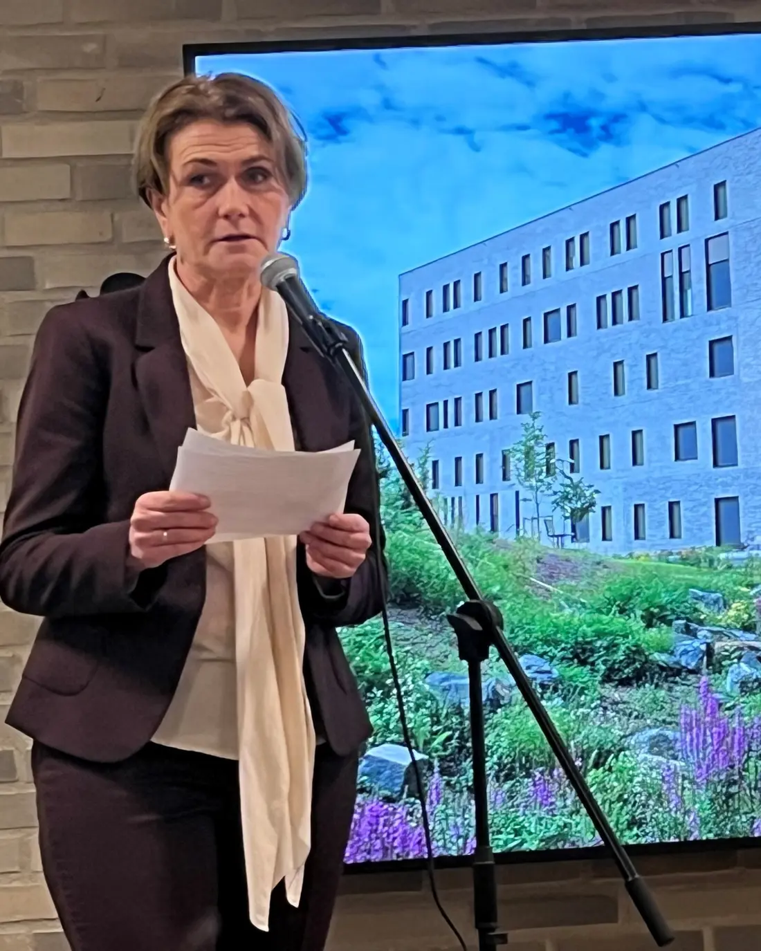 En person som holder et stykke papir;