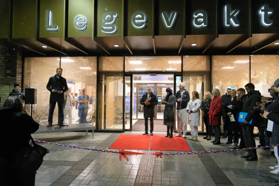 En gruppe mennesker som står utenfor en bygning