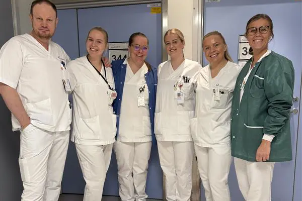 En gruppe mennesker i hvite laboratoriefrakker