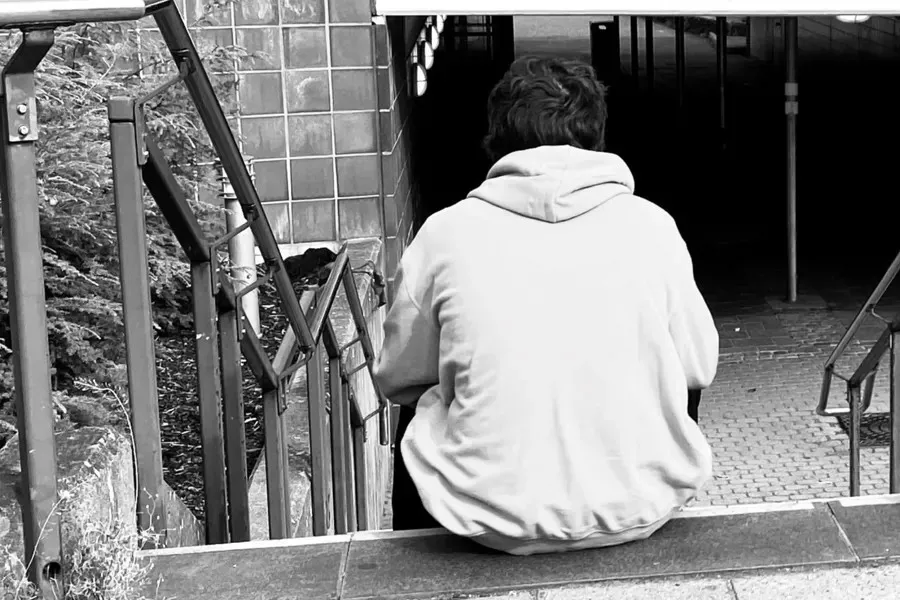 Et barn som sitter med ryggen til