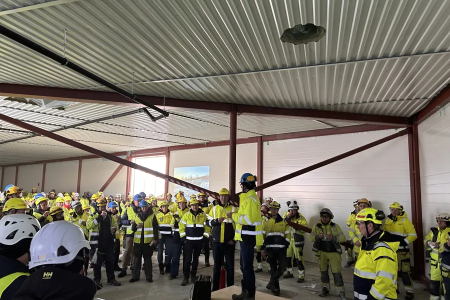 En gruppe brannmenn i et rom