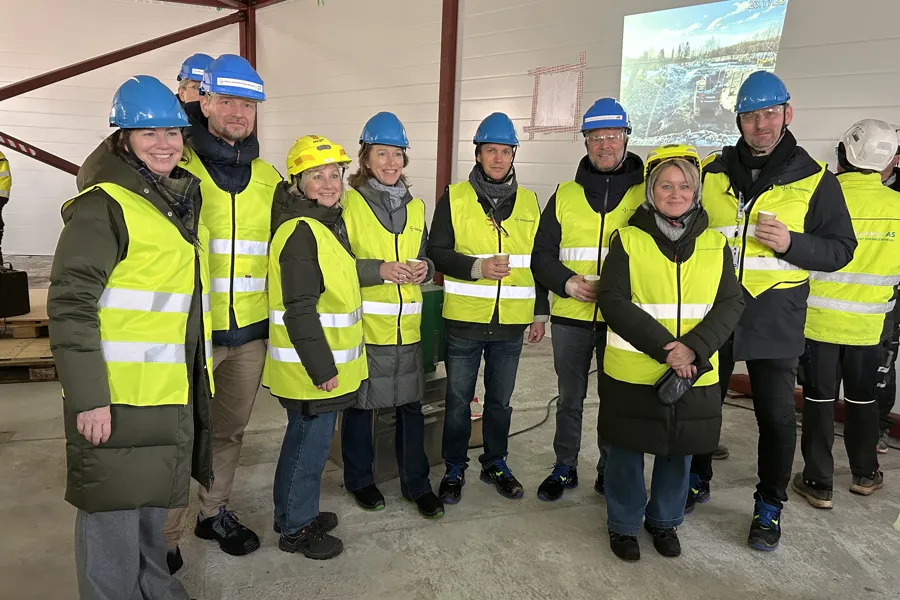 En gruppe mennesker som har på seg sikkerhetsvester