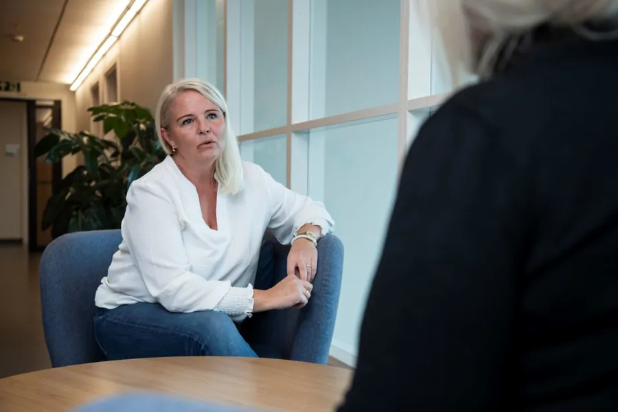 Kvinnelig terapeut snakker med pasient