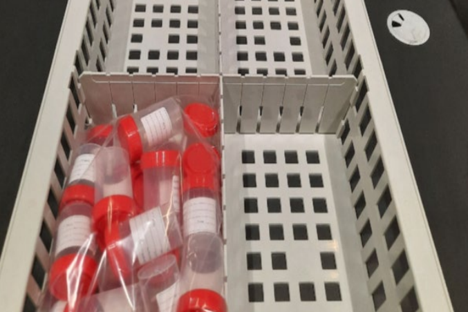 En handlekurv full av plastflasker