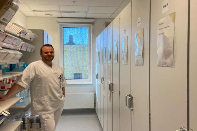 En mann i hvit frakk i et rom med medisinsk utstyr