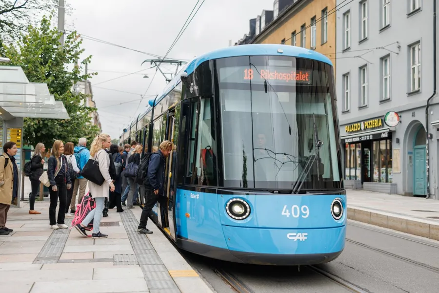 En blå buss på gaten