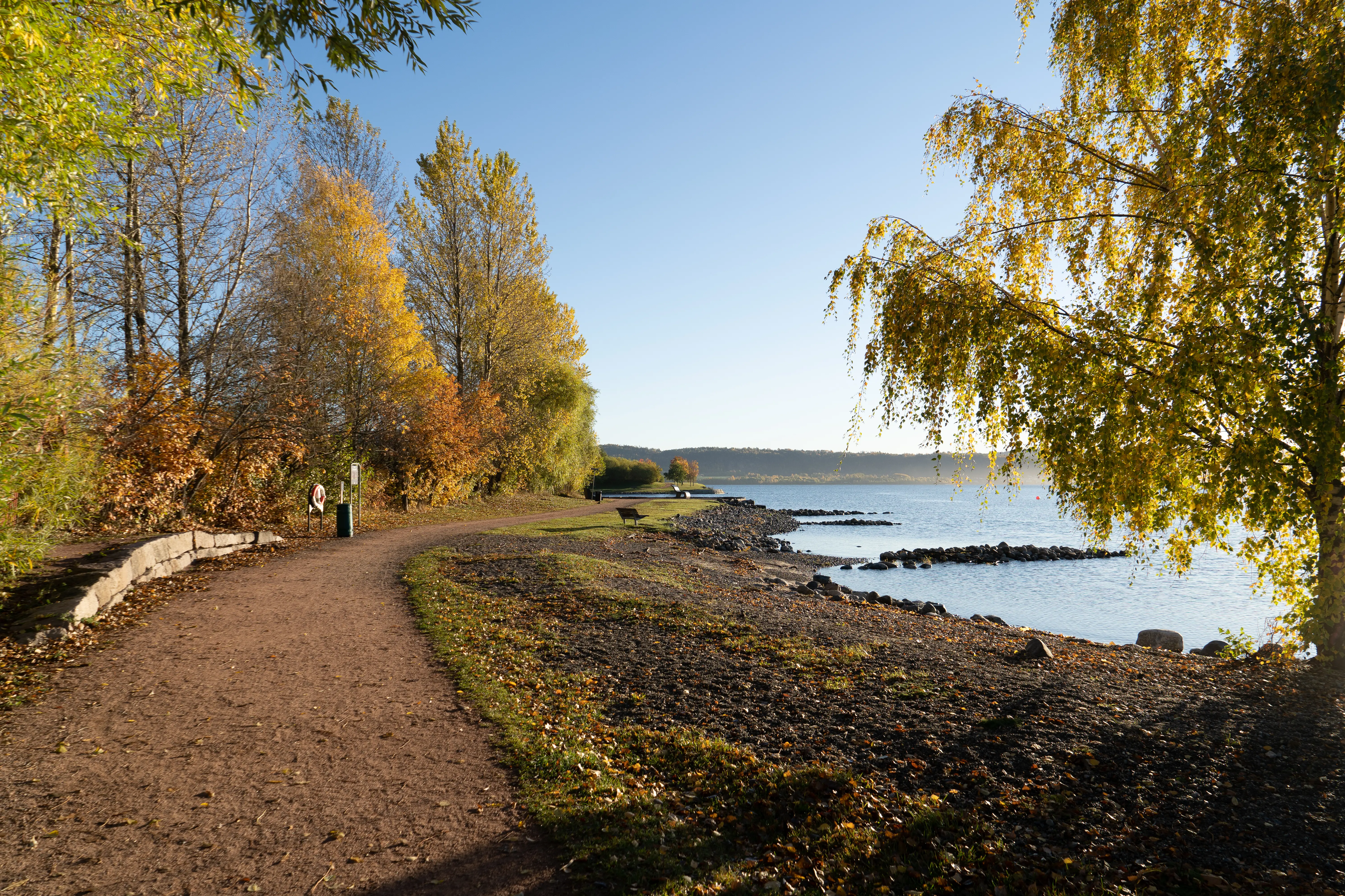 Bilde av tursti langs vannet