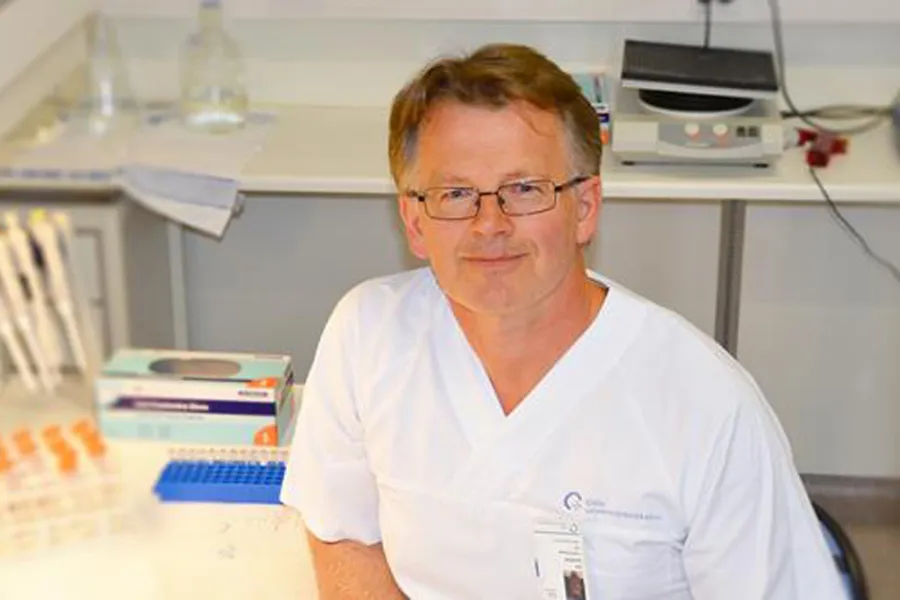 En person som sitter ved et skrivebord