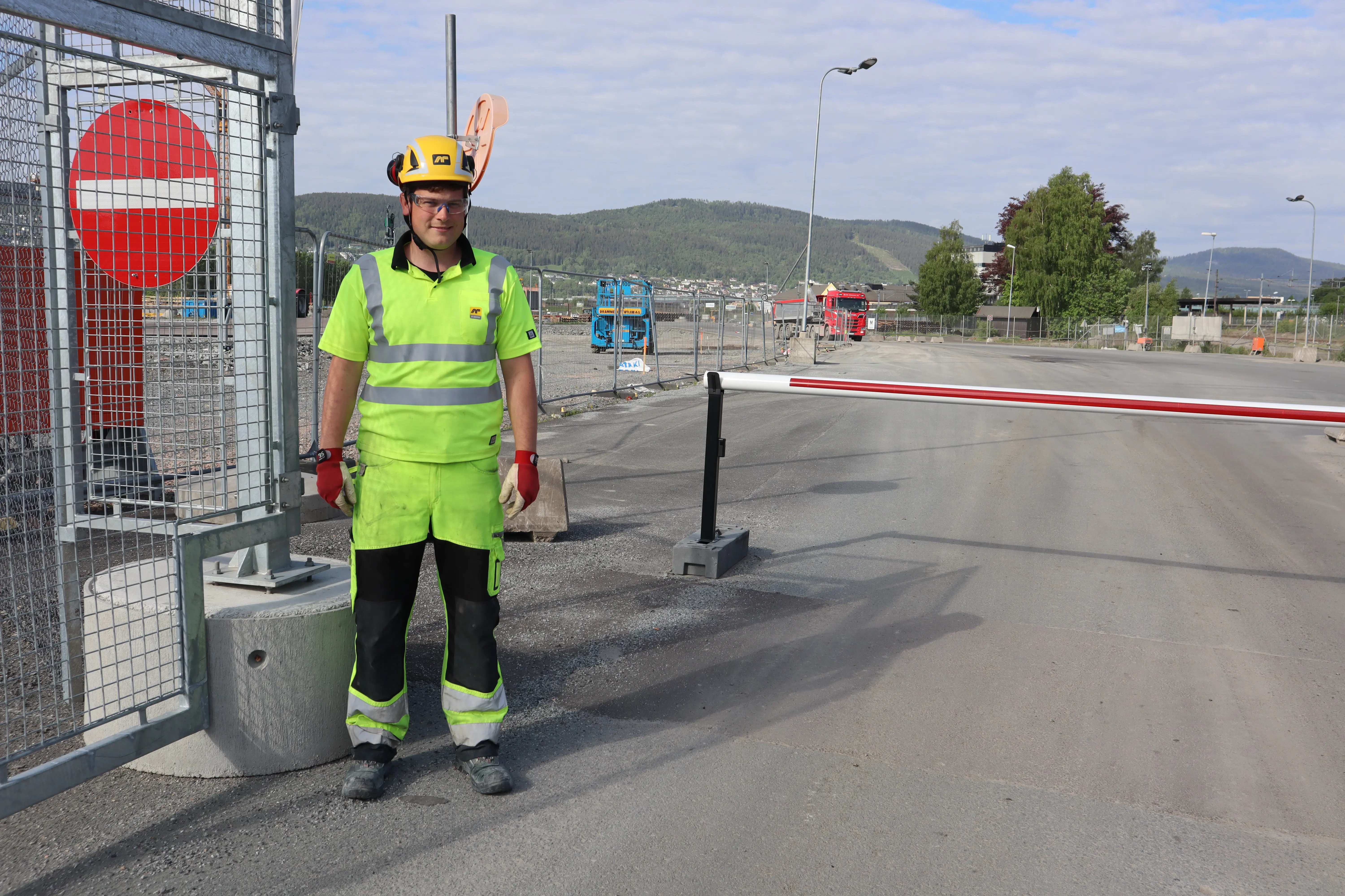 mann i verneutstyr på byggeplass