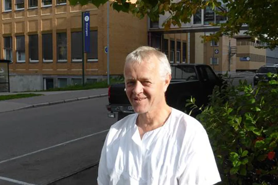 En person som står i veikanten