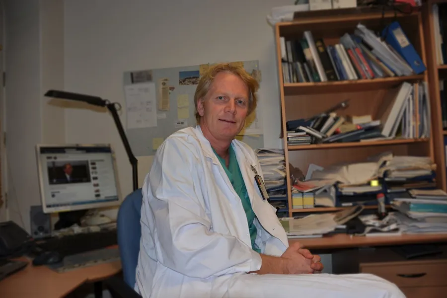 En person som sitter ved et skrivebord
