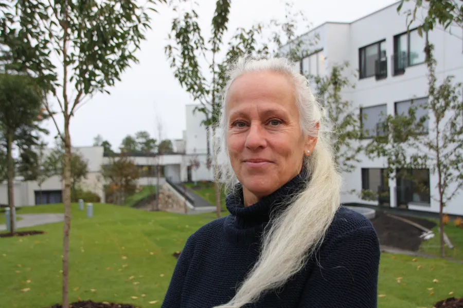 En person med et skjerf på hodet